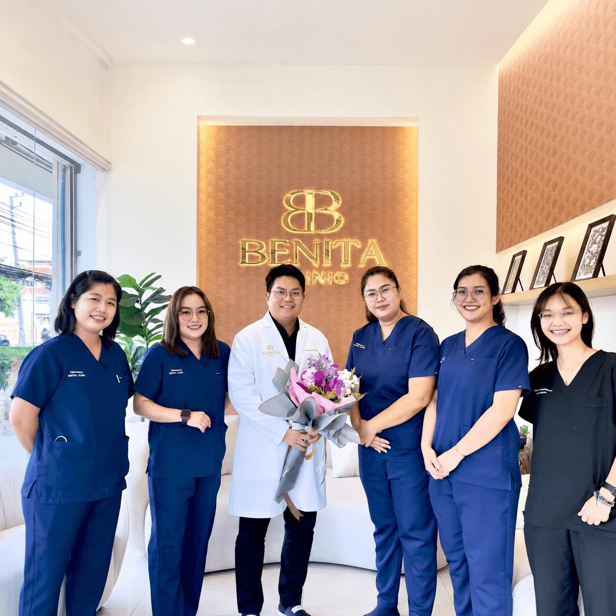 ทีมแพทย์และเจ้าหน้าที่ Benita Clinic