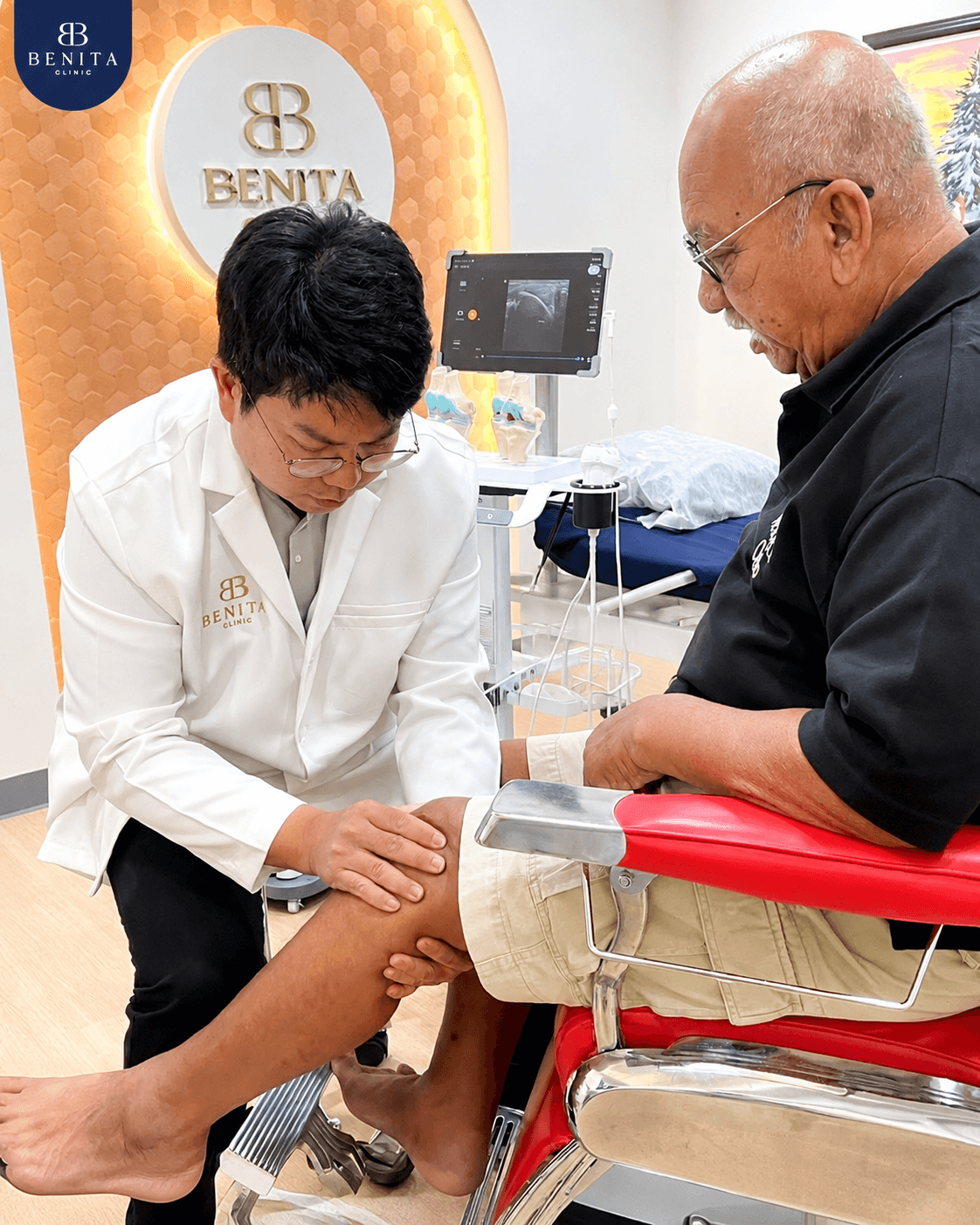 แพทย์ตรวจอาการข้อเข่าผู้ป่วยที่ Benita Clinic